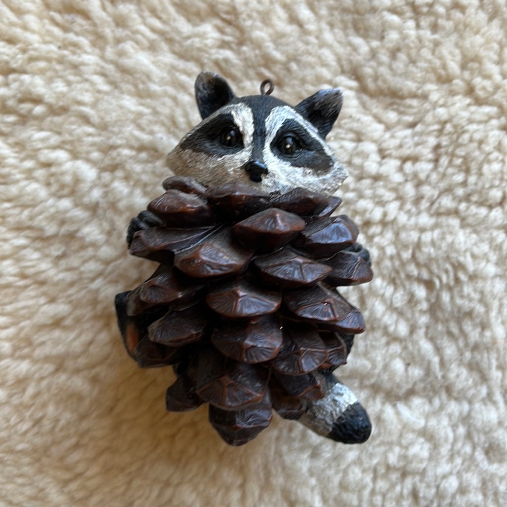 Raccoon and pinecone decor, able to hang